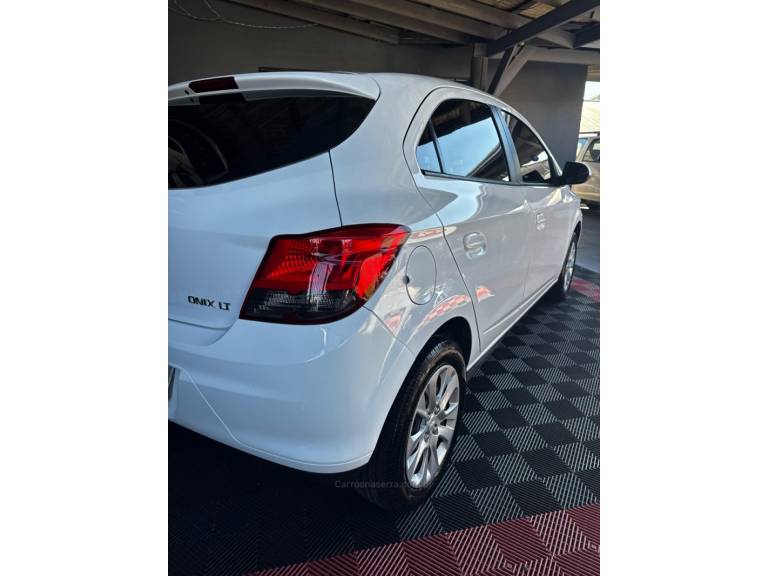 CHEVROLET - ONIX - 2014/2014 - Branca - R$ 45.900,00